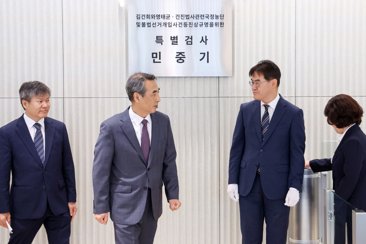 ▲윤석열 전 대통령 부인 김건희 여사와 관련한 각종 의혹 사건을 수사하는 민중기 특별검사가 2일 서울 종로구 KT광화문빌딩에 마련된 사무실 앞에서 현판 제막을 마치고 자리를 떠나고 있다. (연합뉴스)