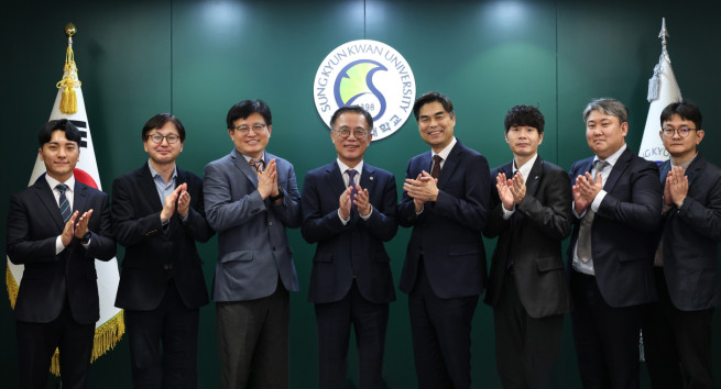 ▲서울 AI재단과 성균관대 관계자들 14일 협약식 직후 기념촬영을 하고 있다. (사진제공=서울시)