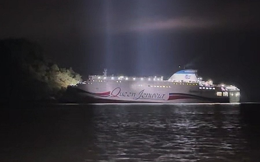 ▲19일 오후 8시 17분께 전남 신안군 장산도 남방 족도에 여객선 퀸제누비아2호가 좌초돼 해경이 구조 작업을 벌이고 있다. (사진제공=목포해경)