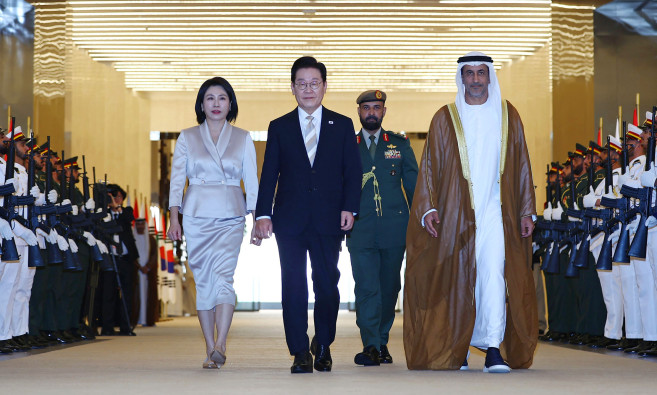 ▲아랍에미리트(UAE) 국빈방문을 마친 이재명 대통령과 김혜경 여사가 19일(현지시간) 다음 공식 방문지인 이집트로 가기 위해 아부다비 왕실공항에서 공군 1호기로 향하고 있다. (연합뉴스)