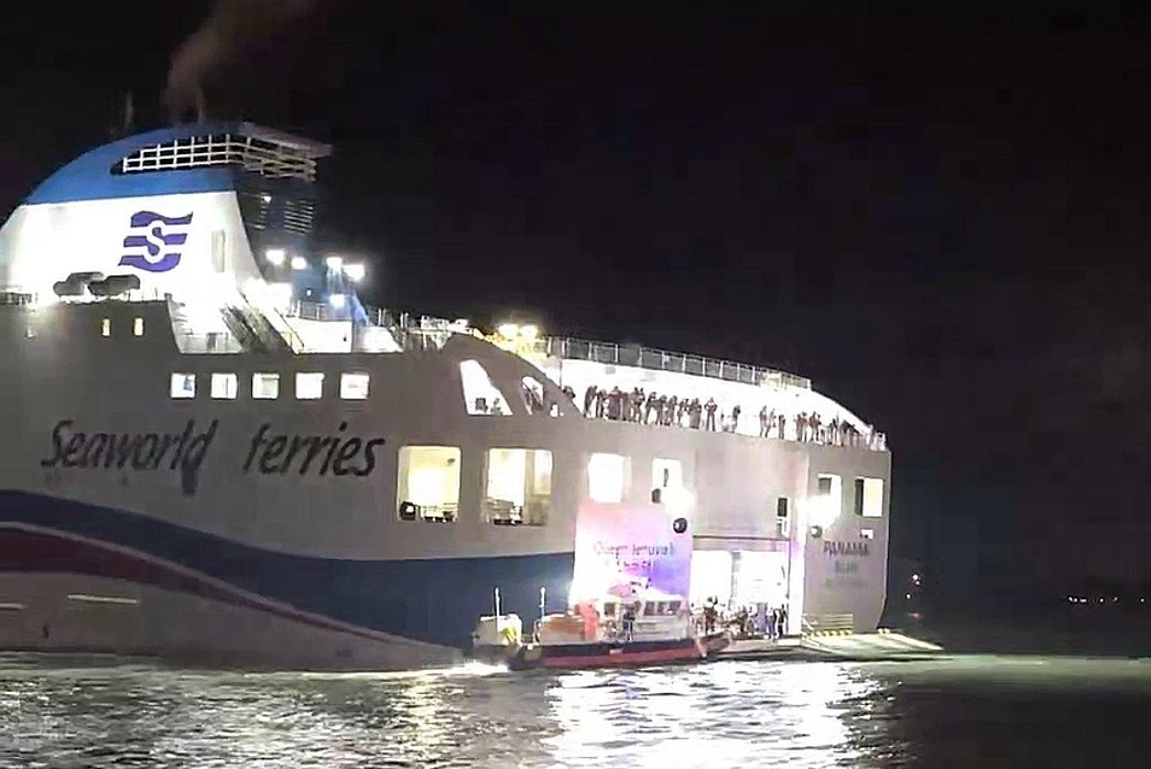 ▲19일 전남 신안군 장산면 족도에서 승객 260여명을 태운 여객선이 좌초해 해경이 구조작업을 벌이고 있다. (사진제공=목포해경)