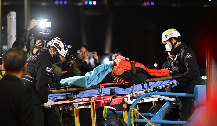 ▲목포해경이 19일 오후 전남 목포시 해경부두에서 좌초됐던 퀸제누비아2호 승객들을 구조해 옮기고 있다.  (사진제공=뉴시스)