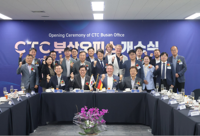 ▲(앞줄 왼쪽부터) 부산테크노파크 김형균 원장, 부산광역시 박형준 시장, CTC 마크 페테(Marc Fette) CEO,대한항공 정현보 상무 (사진제공=부산시)