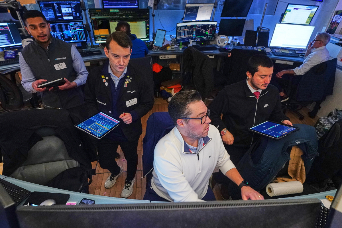 ▲미국 뉴욕증권거래소(NYSE)에서 트레이더들이 근무하고 있다.  (뉴욕/AP연합뉴스)