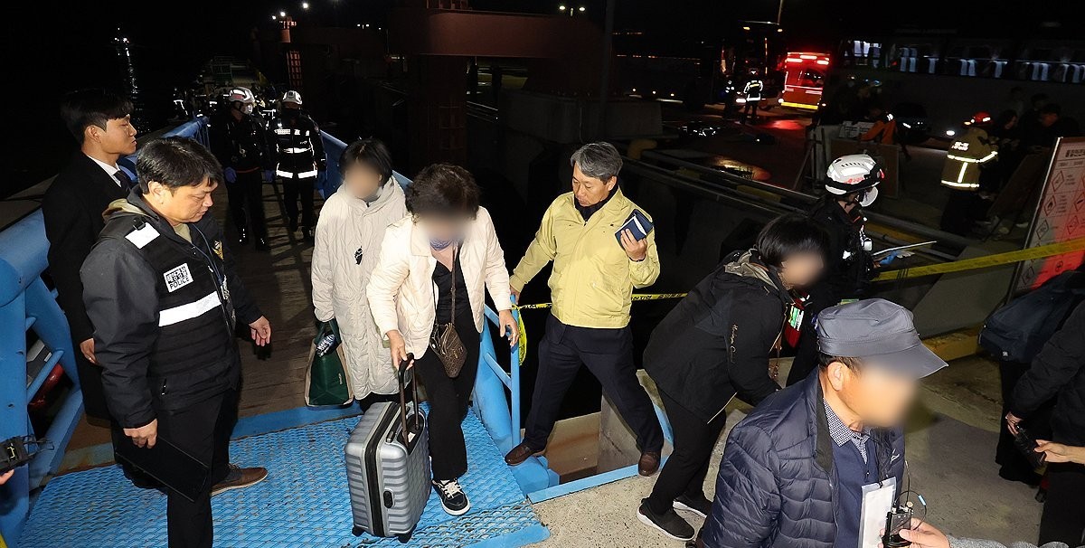 ▲전남 목포시 목포해양경찰서 전용 부두로 여객선 퀸제누비아2호 탑승객들이 구조돼 이동하고 있다. (사진제공=연합뉴스)