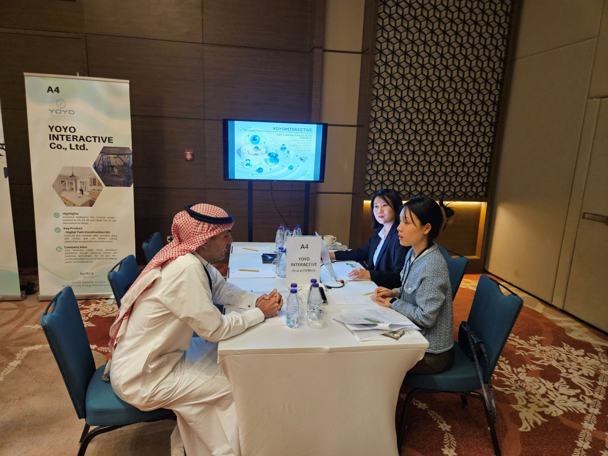 ▲19일(현지시간) 사우디아라비아 리야드에서 열린 ‘한-사우디 AI·시티·에너지 로드쇼’의 1:1 비즈니스 상담회에서 참가 기업들이 현지 기관 및 기업들과 수출 상담을 진행하고 있다. (사진=코트라)