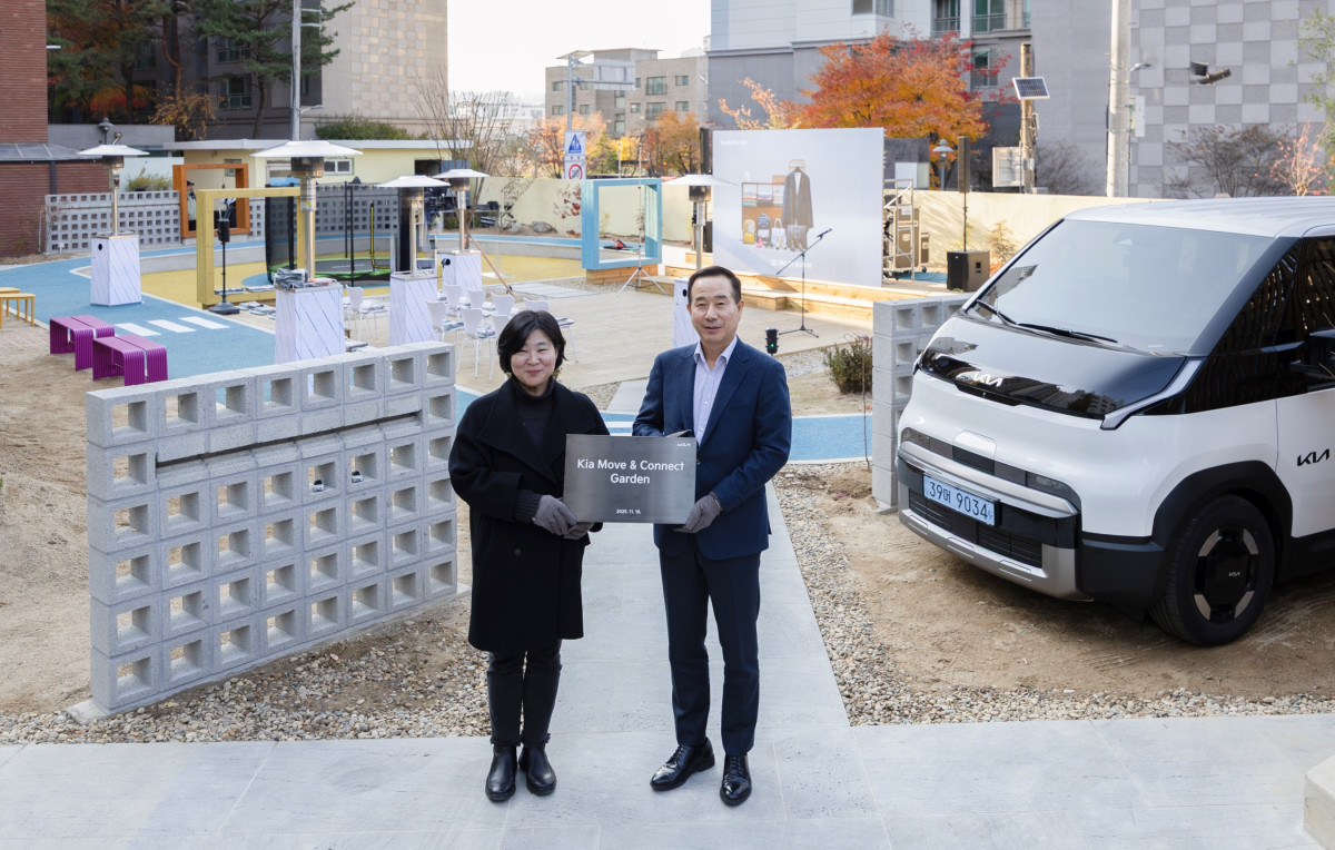 ▲기아 국내사업본부장 정원정 부사장(오른쪽)과 꿈나무마을 파란꿈터 허경아 원장이 'Move & Connect' 행사 기념 촬영을 하는 모습. (사진=기아)