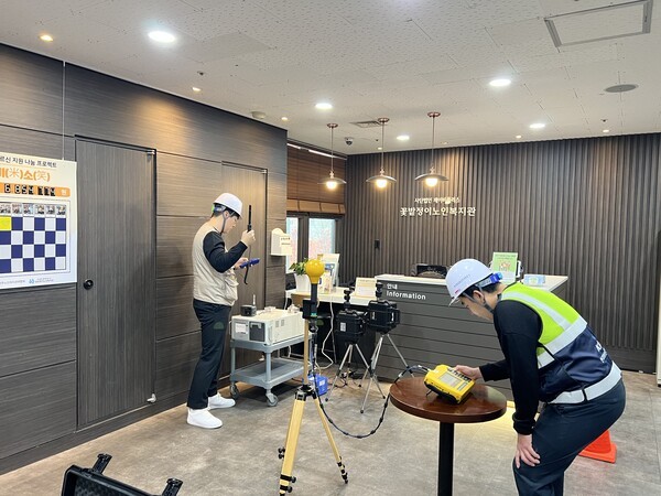 ▲전북도가 도내 취약계층 이용시설에 대해 실내공기질과 전자파를 무료로 진단하는 컨설팅을 진행하고 있다.


 (사진제공=전북도)