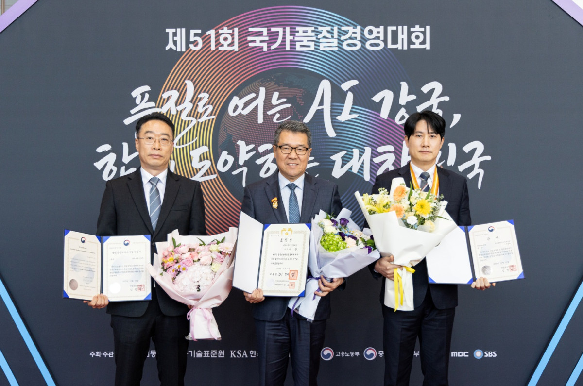 ▲현대트랜시스가 ‘제51회 국가품질경영대회’에서 3년 연속 ‘품질경쟁력 우수기업’으로 선정됐다.사진 왼쪽부터 김상민 시트시트템품질실장, 이향 품질본부장, 박경철 생산3팀 반장 (사진=현대트랜시스)