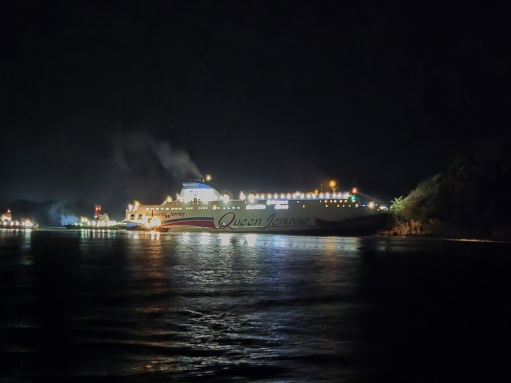 ▲좌초 상태 벗어나는 여객선. (사진제공=목포해경)