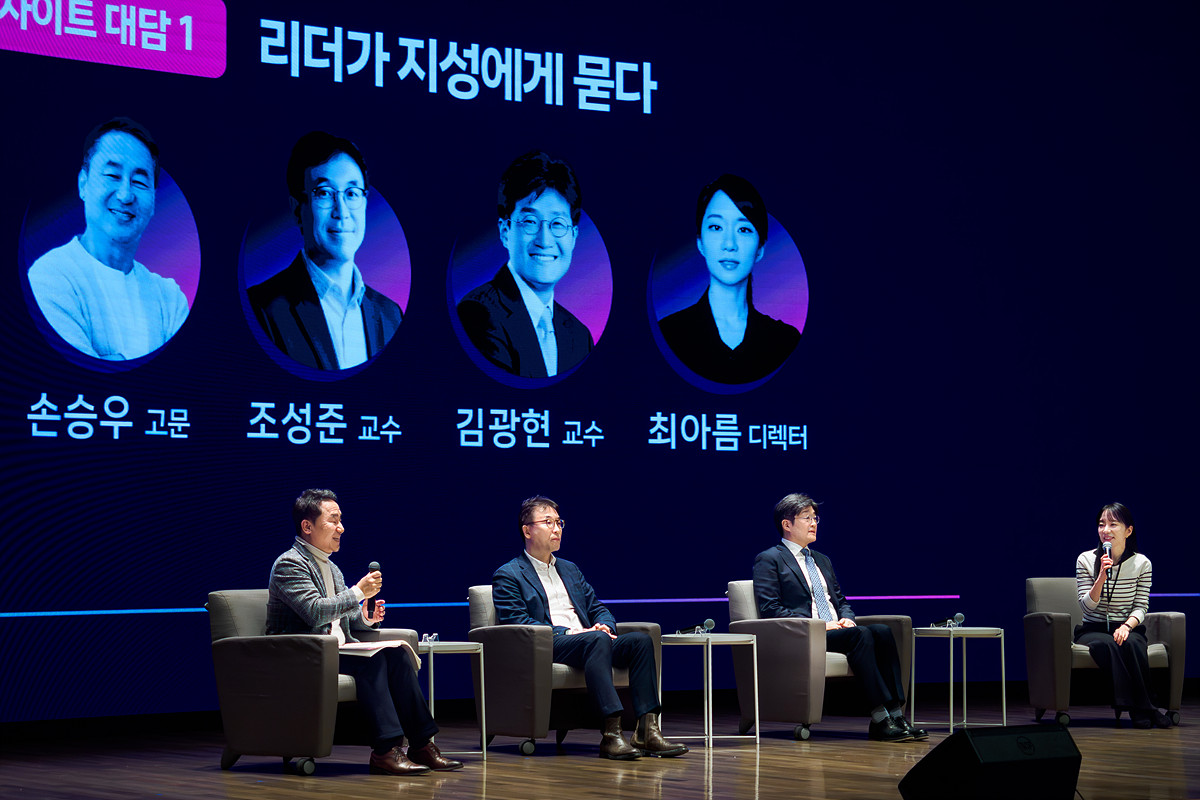 ▲컨퍼런스 1부 패널토론에서 전문가들이 시니어 인재 활용 전략과 기업의 조직문화 변화를 주제로 의견을 나누고 있다. 참석자들은 “정년 중심 고용에서 과업(Task) 중심 생태계로의 전환이 필요하다”고 입을 모았다.(이준호 기자)