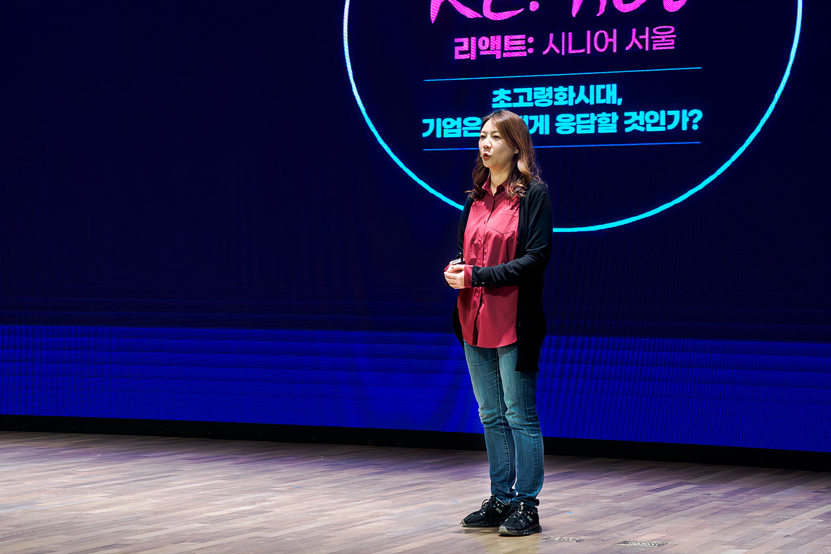 ▲현장 발표에서 시니어 전문 플랫폼 ‘이지테스크’ 전혜진 대표가 중장년 맞춤형 과업(Task) 기반 매칭 서비스 운영 사례를 설명하고 있다. 전 대표는 “일자리보다 일거리 중심의 시장이 커지고 있다”며 시니어 프리랜서 생태계 확장 가능성을 강조했다.(이준호 기자)