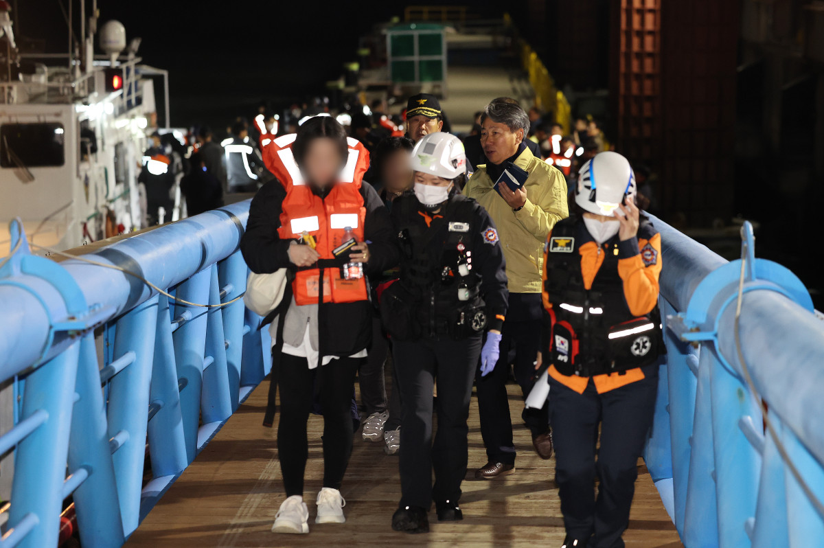 ▲19일 오후 전남 목포시 목포해양경찰서 전용 부두로 여객선 퀸제누비아2호 탑승객들이 구조돼 이동하고 있다. (연합뉴스)