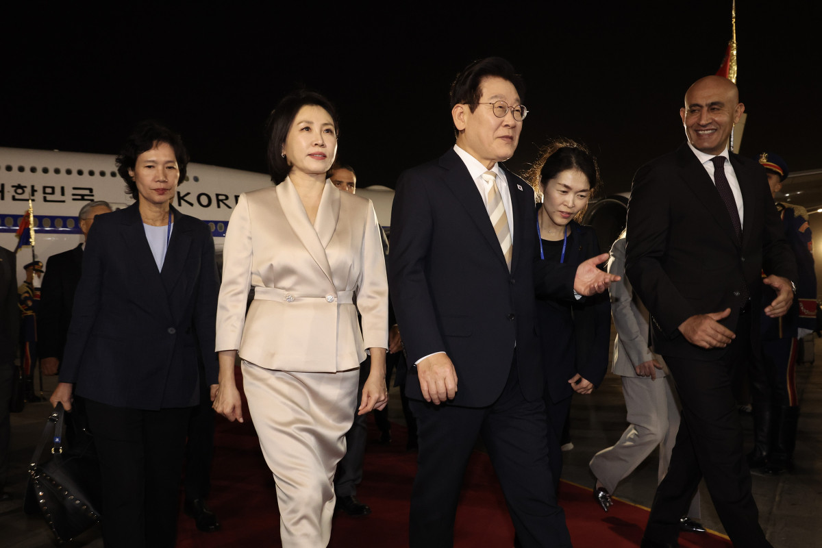 ▲이집트를 공식 방문한 이재명 대통령과 김혜경 여사가 19일(현지시간) 카이로 국제공항에 도착한 공군 1호기에서 내려 이동하고 있다. (연합뉴스)