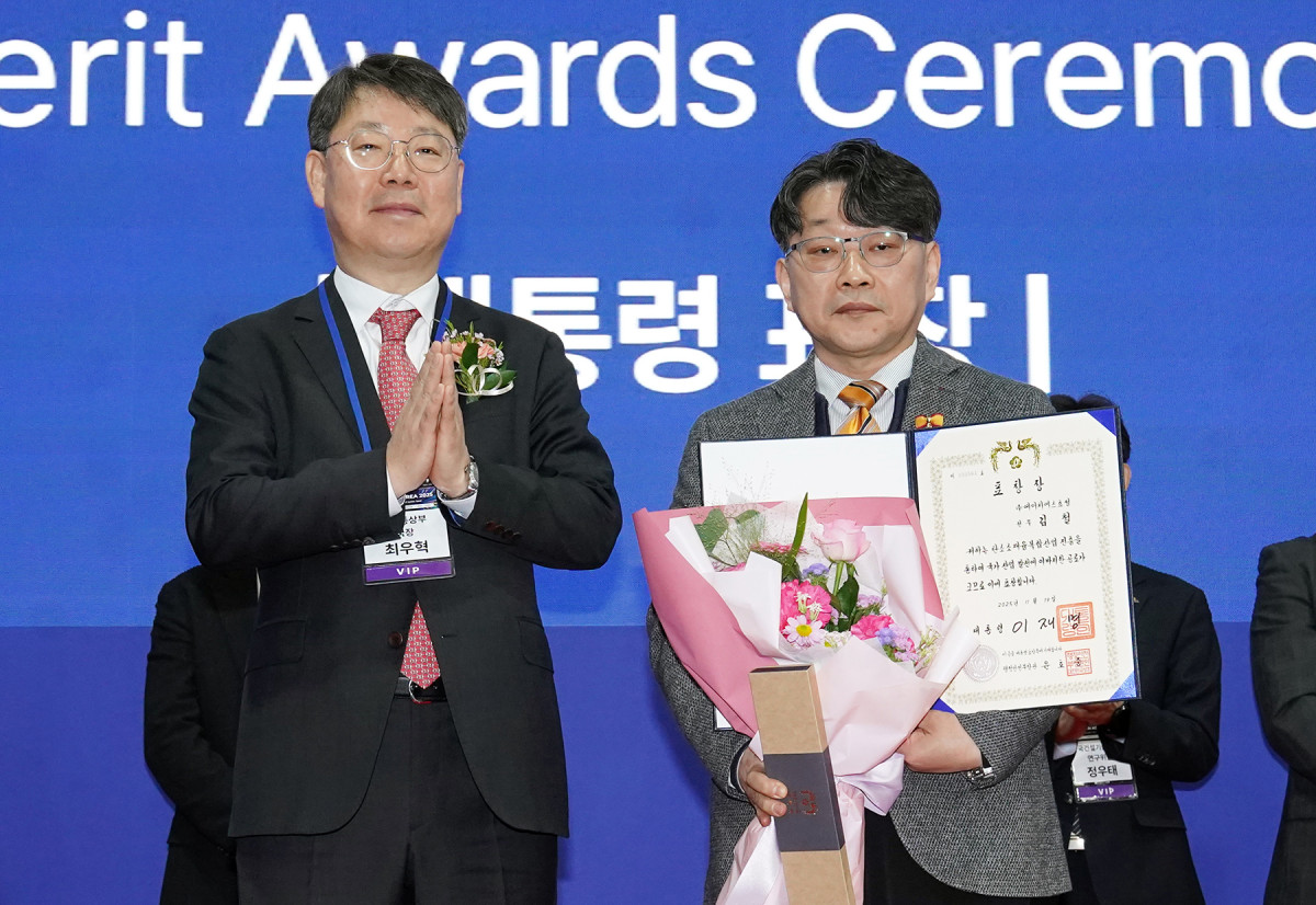 ▲최우혁 산업통상자원부 국장과 김철 HS효성종합기술원 전무가 대통령상 수상 기념 촬영을 하고 있다. (사진제공=HS효성첨단소재)