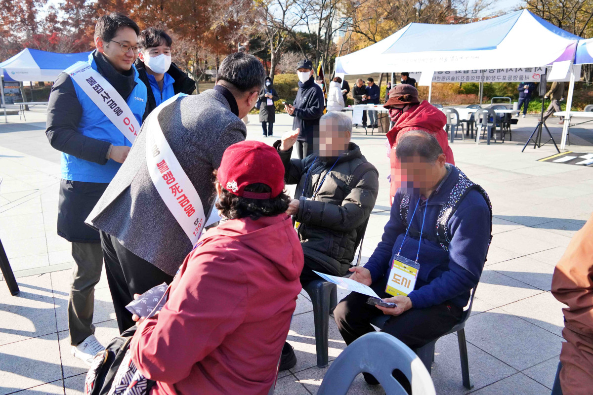 ▲우리은행과 서민금융진흥원, 영등포구청 직원들이 19일 서울 영등포공원 일대에서 '불법 사금융 No!' 캠페인을 진행하고 있다. (사진제공=우리은행)
