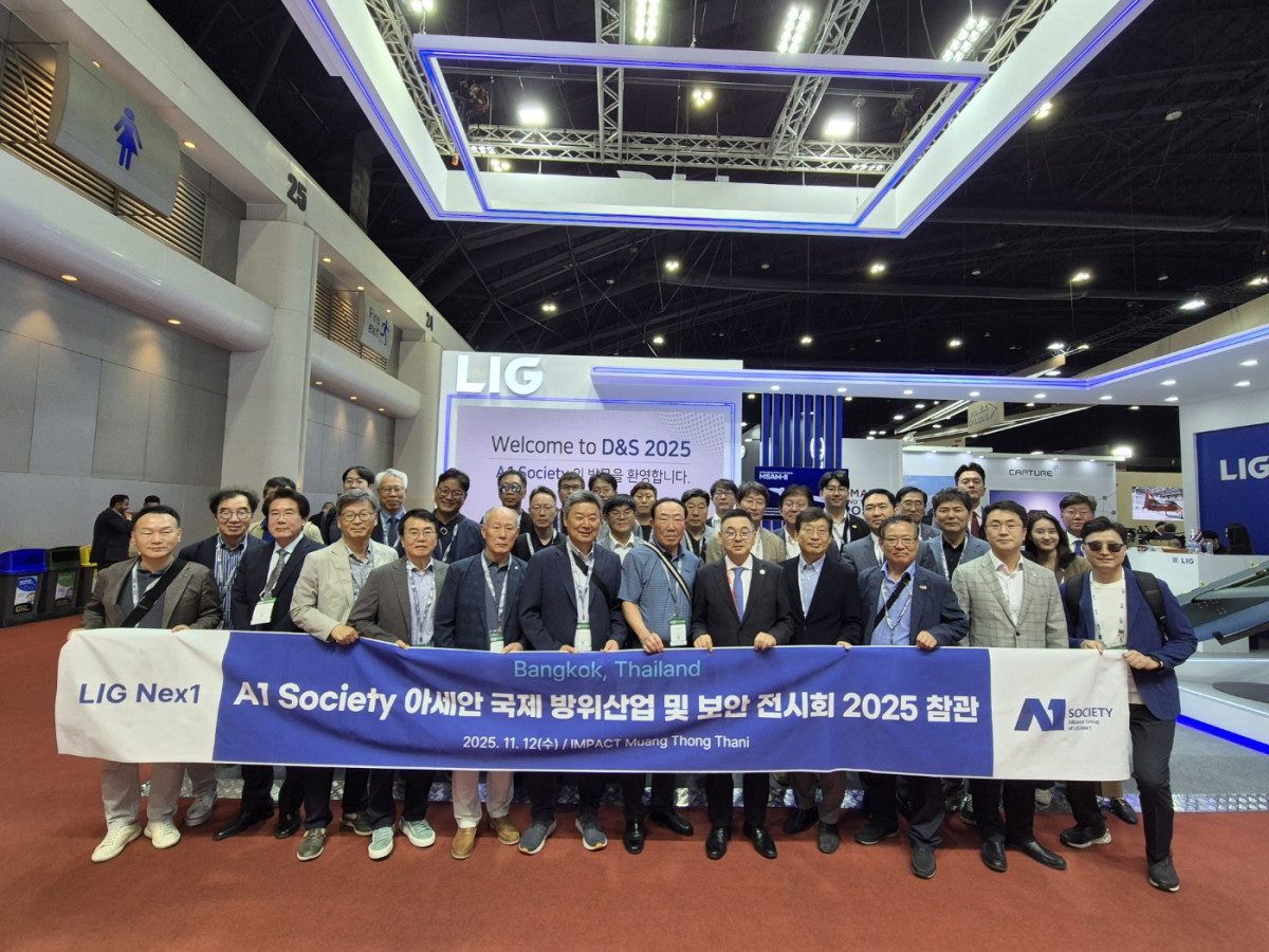 ▲태국 방콕에서 열린 국제 방산전시회 'Defense & Security(D&S 2025)'에서 LIG넥스원, 협력회사 대표단 등이 기념 촬영을 하고 있다. (출처= LIG넥스원)