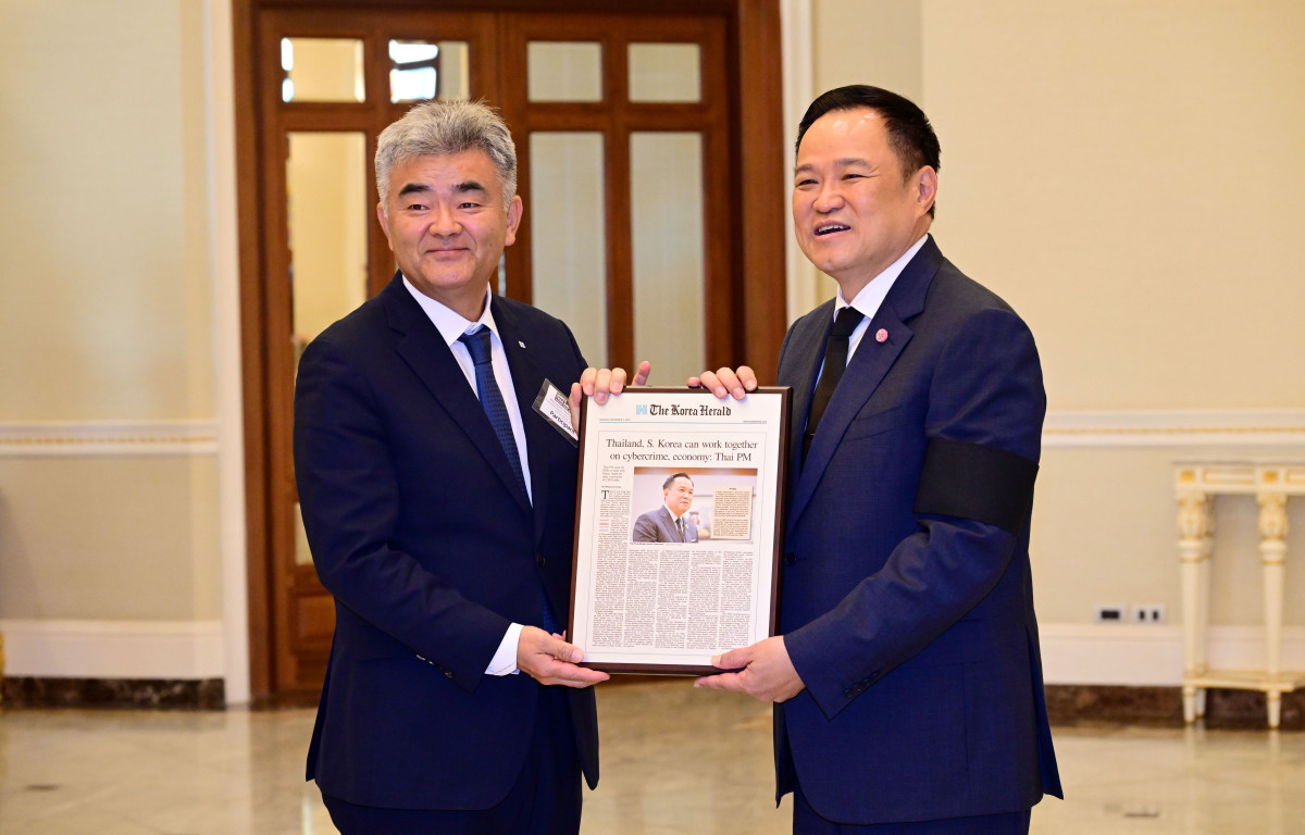 ▲대우건설 정원주 회장(왼쪽)과 태국 아누틴 찬위라꾼 총리가 지난 18일 면담 후 기념촬영을 하고 있다. (대우건설)