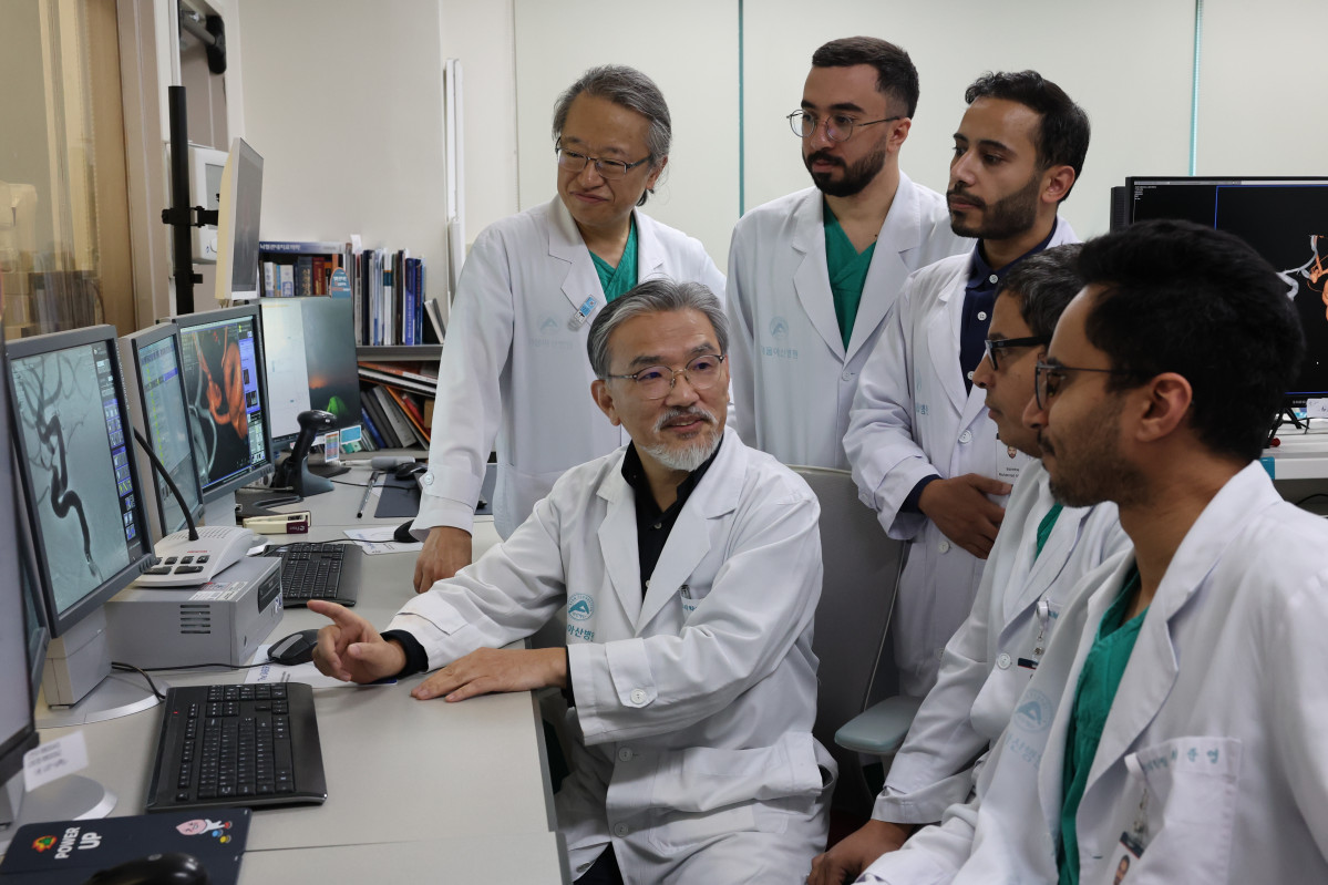 ▲서울아산병원 의료진이 19일 서울아산병원 혈관조영실에서 사우디아라비아 의학자들에게 뇌혈관 조영술 영상에서 보이는 뇌동맥류의 치료 방침에 대해 교육하고 있다. (왼쪽부터)이덕희·최충곤  영상의학과 교수, 사우디아라비아 아흐메드 박시·무한나드 알라나지·알리 캄리·압둘라 알힌디 전문의. (서울아산병원)