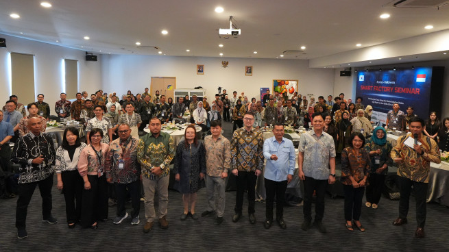 ▲이노비즈협회는 인도네시아 현지에서 '제2차 한-인니 스마트팩토리 기업 협력 세미나'를 개최했다. (사진 왼쪽에서 세번째부터 헌드라 인도네시아 협동조합부 실장, 네번째 조쉬 비누스대학교 재단 부이사장) (사진제공=이노비즈협회)