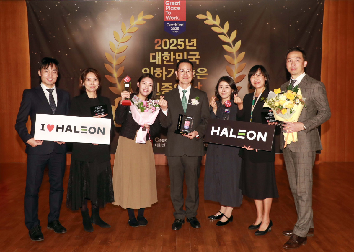 ▲헤일리온 코리아 신동우 대표(왼쪽 네 번째)와 직원들이 ‘2025 한국에서 가장 일하기 좋은 기업’ 인증 획득 기념사진을 촬영하고 있다. (사진제공=헤일리온 코리아)