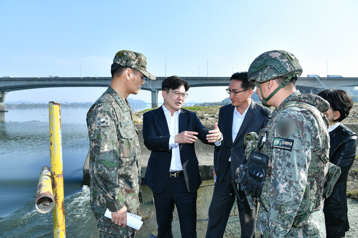 ▲김병수 김포시장이 고촌읍 백마도를 찾아 군 관계자와 함께 시민 친수공간 조성 방향을 점검하고 있다. (김포시)