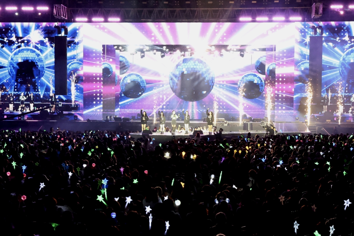 ▲롯데홈쇼핑은 19일 경기도 일산 킨텍스에서 고객 6000명을 초청한 가운데 최정상급 가수들이 총출동한 ‘광클콘서트’를 성황리에 개최했다고 20일 밝혔다. (사진제공=롯데홈쇼핑)