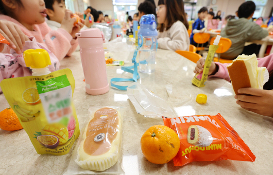 ▲작년 12월 6일 학교 비정규직 노동자 파업 때 대체식으로 제공된 빵과 주스. (연합뉴스)
