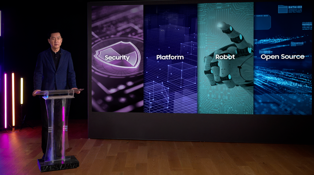 ▲20일 진행된 '삼성 테크 콘퍼런스 2025'에서 삼성전자 DX부문 최고기술책임자(CTO) 겸 삼성리서치장 전경훈 사장이 환영사를 하고 있다. (사진제공=삼성전자)