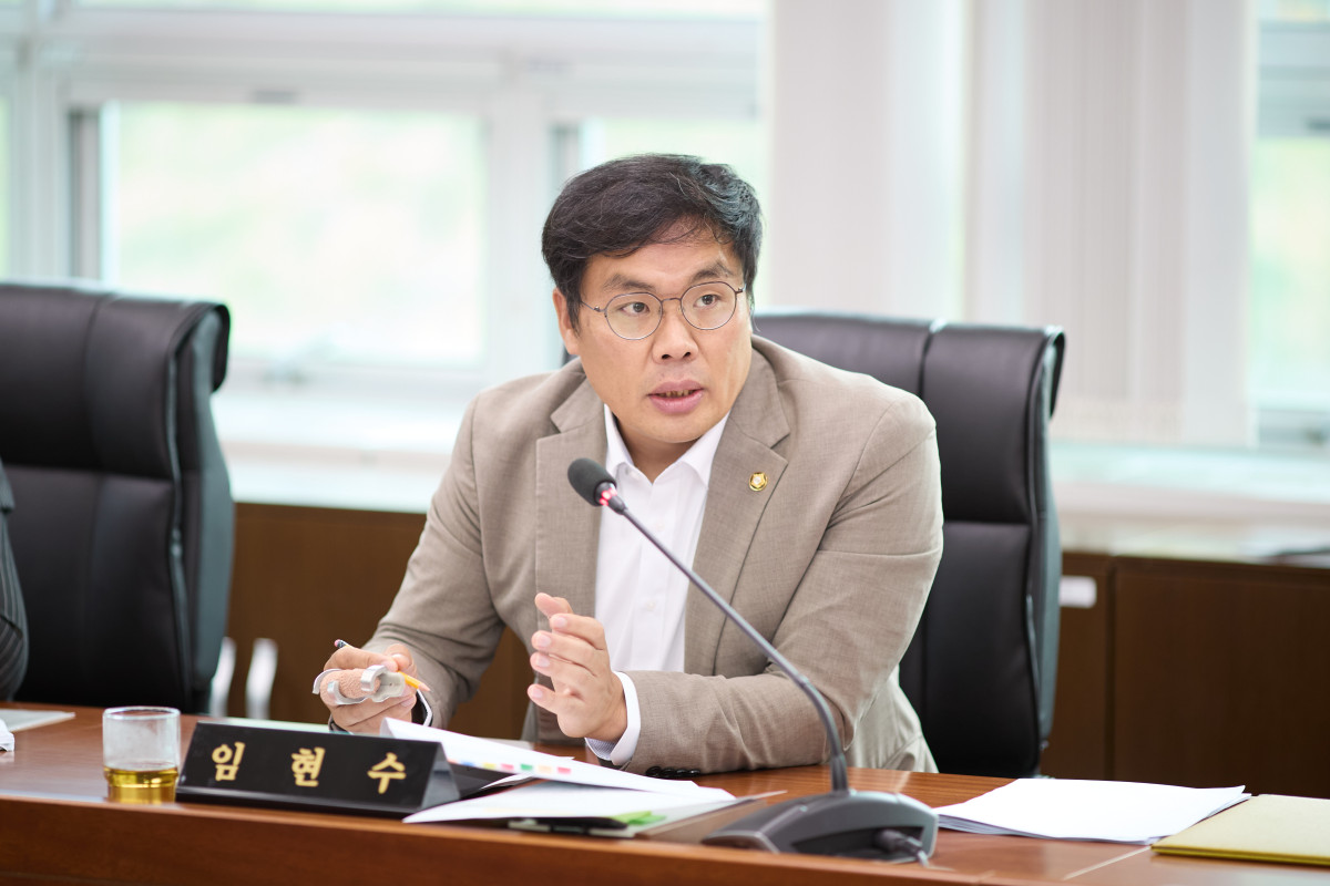 ▲임현수 용인특례시의회 의원이 19일 행정사무감사에서 ‘홀몸 어르신 잔고장 수리 지원 사업’ 운영방식과 장애인·아동 보호 정책 전반을 지적하며 개선을 요구하고 있다. (용인특례시의회)