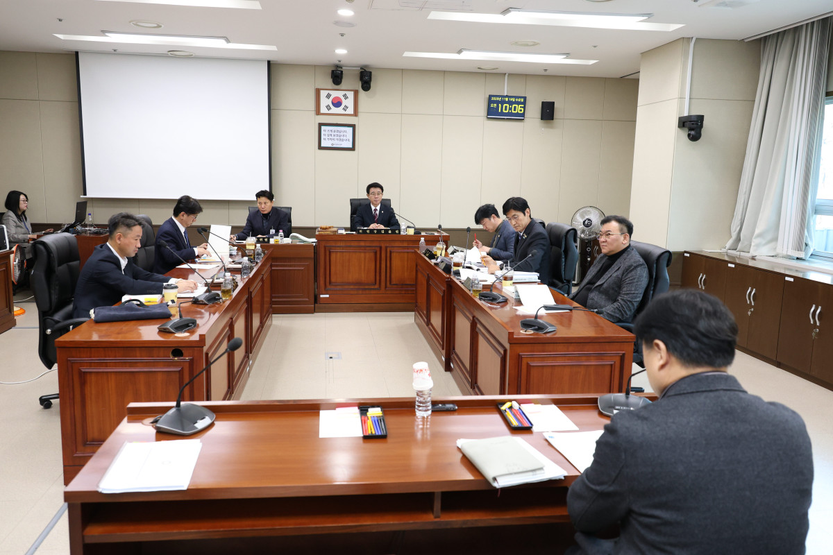 ▲용인특례시의회 도시건설위원회가 19일 시청에서 도시정책실, 미래도시기획국, 용인도시공사를 대상으로 행정사무감사 3일차 일정을 진행하고 있다. (용인특례시의회)