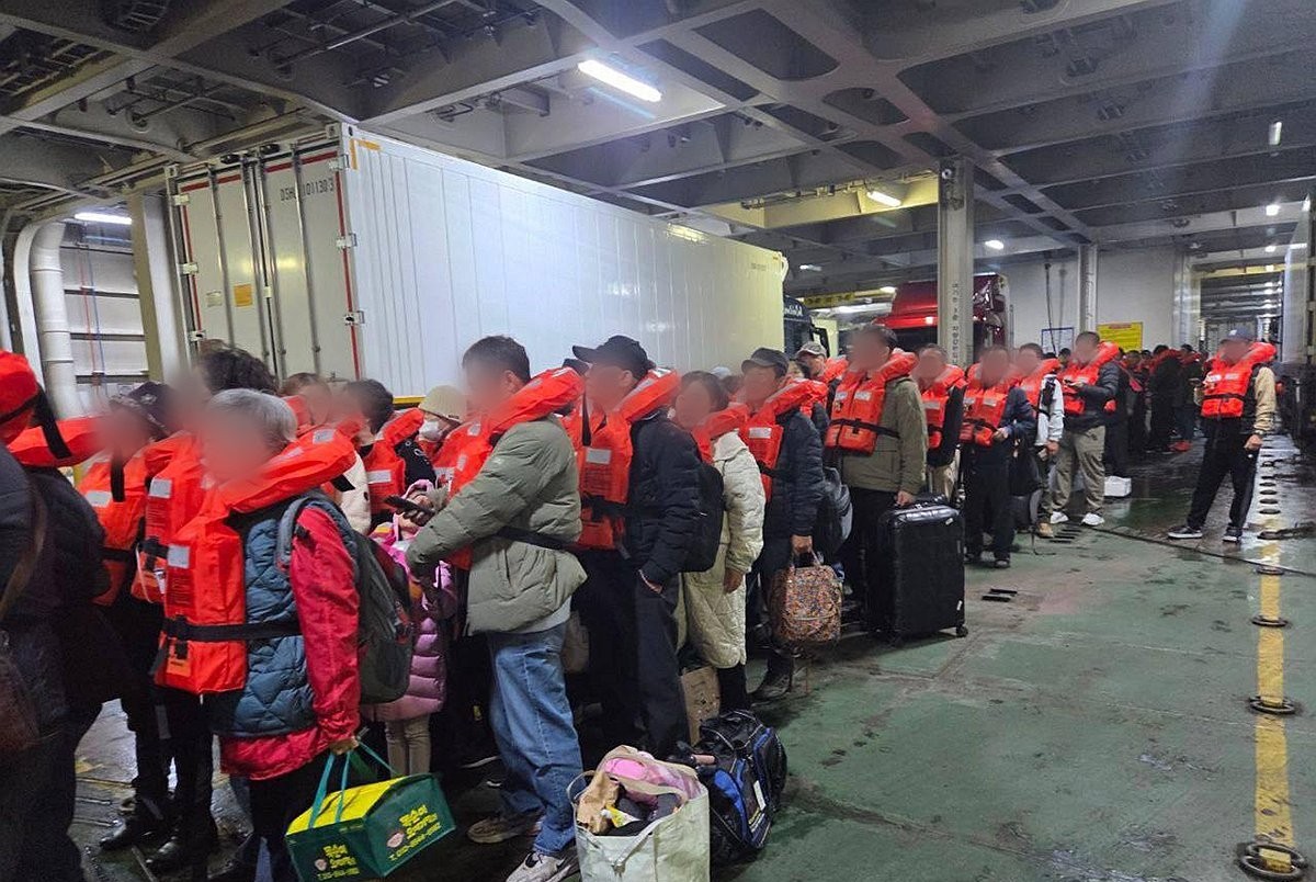 ▲19일 오후 8시 17분께 전남 신안군 장산면 장산도 인근 해상에서 2만6546t급 여객선 퀸제누비아2호가 좌초돼 승객들이 구명조끼를 입고 구조를 기다리고 있다. (사진제공=김영록 전남지사 SNS)