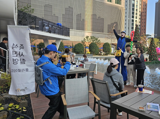 ▲'두산위브더제니스 오션시티' 사전점검에 참여한 입주민들이 가족 사진을 찍고 있다. (사진제공=두산위브)