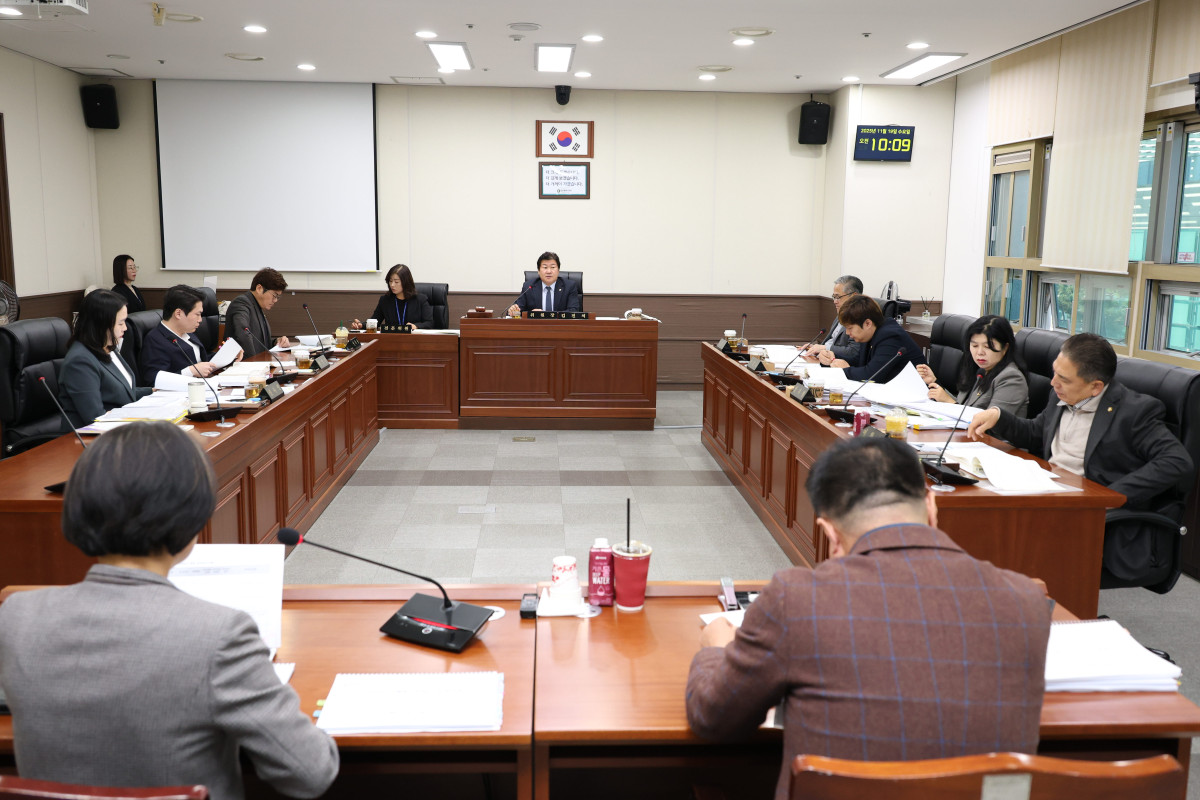 ▲용인특례시의회 자치행정위원회가 19일 시청에서 재무국을 대상으로 행정사무감사 3일차를 진행하고 있다. (용인특례시의회)