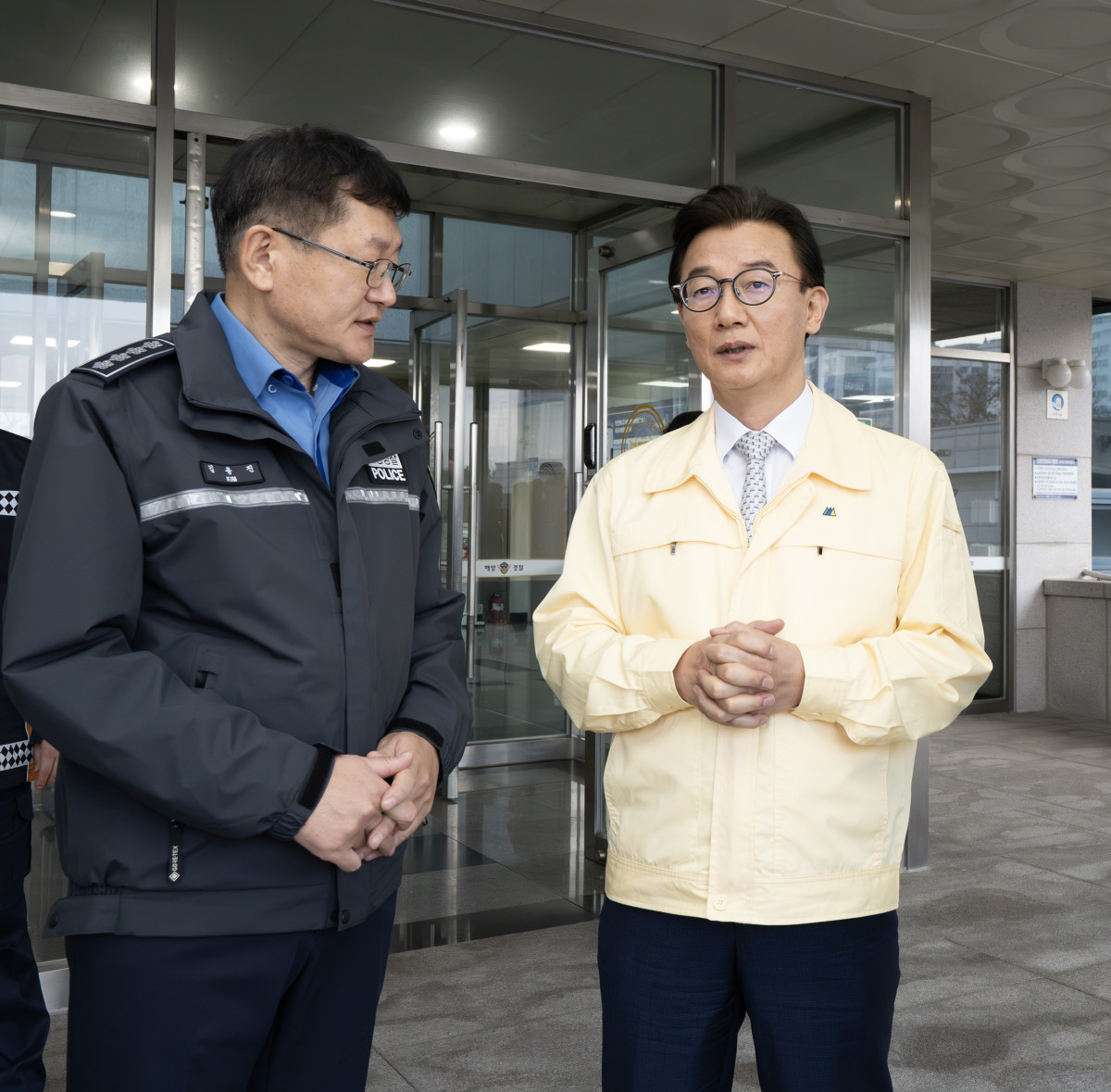 ▲전재수 해양수산부 장관이 20일 목포 해양경찰서에서 김용진 해양경찰청장과 사고 대응을 논의하고 있다. (사진제공=해양수산부)