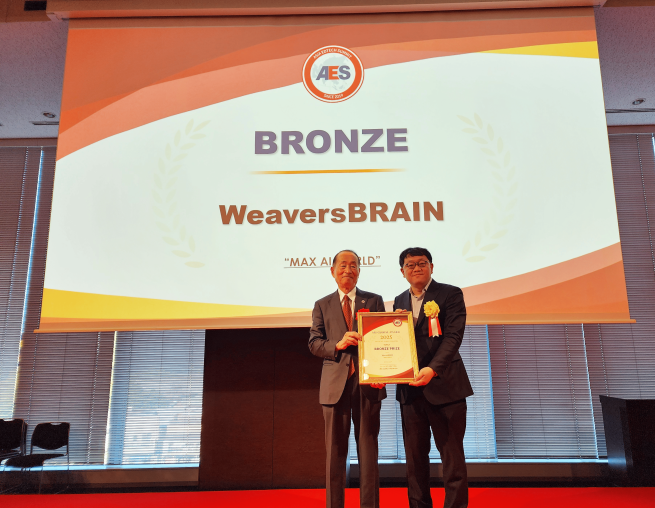 ▲위버스브레인, AES 글로벌 어워드 동상 수상 (사진제공=위버스브레인)