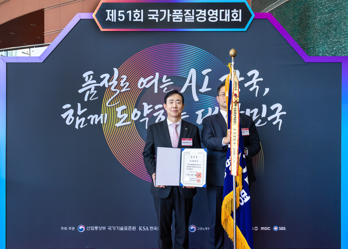 ▲조대규 교보생명 대표이사 사장(사진 왼쪽)이 19일 서울 삼성동 코엑스에서 열린 제51회 국가품질경영대회에서 지속가능경영 부문 대통령 표창을 수상한 뒤 기념촬영을 하고 있다. (제공 교보생명)