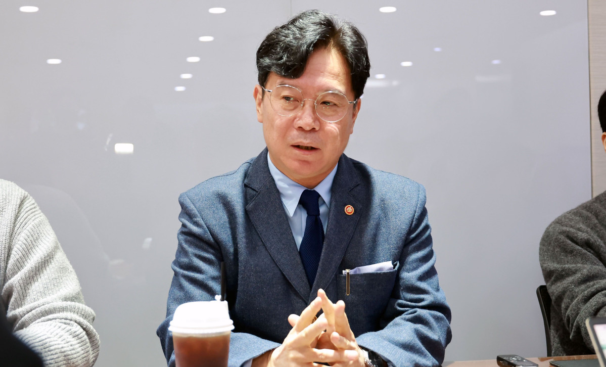 ▲김영훈 고용노동부 장관이 20일 정부세종청사에서 진행된 기자간담회에서 질문에 답하고 있다. (사진제공=고용노동부)