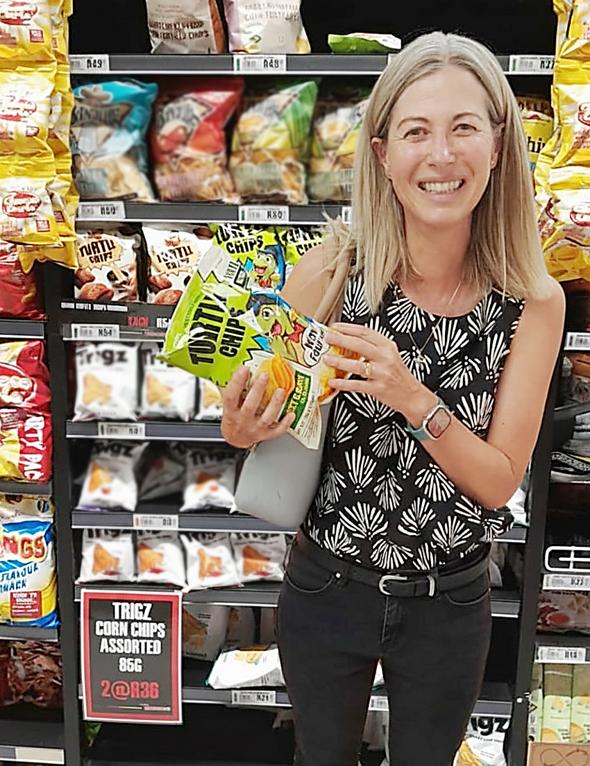 ▲남아프리카공화국 케이프타운 SPAR 매장에서 한 소비자가 꼬북칩을 들어보이고 있다. (사진제공=오리온)