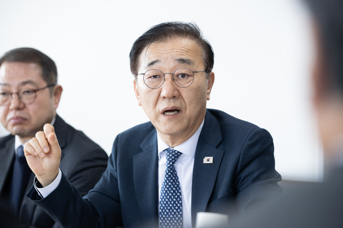 ▲김윤덕 국토교통부 장관이 20일 서울 용산구 갈월동 HJ중공업 건설 부문 본사에서 열린 '국토부·LH 합동 주택 공급 TF' 및 'LH 주택공급특별추진본부 현판식'에 참석한 모습. (사진제공=국토교통부)