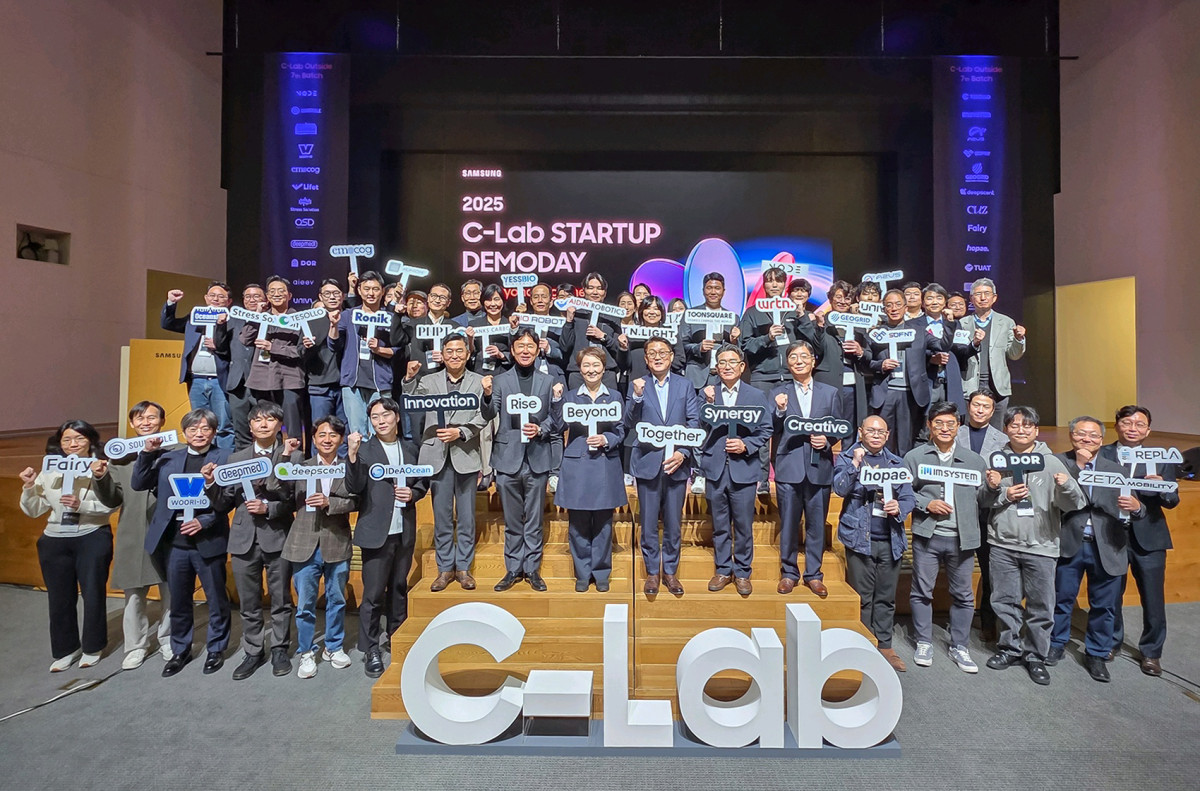 ▲'2025 C랩 스타트업 데모데이'에서 7기 및 졸업사 스타트업 대표 등 참석자들이 기념촬영을 하고 있다. (자료제공=삼성전자)