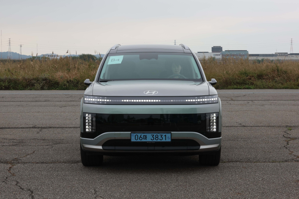 ▲이투데이가 주최하는 ‘2025 대한민국 스마트 EV 대상’ 실차 시승평가가 열린 18일 경기 화성시 한국교통안전공단 자동차안전연구원에서 심사 대상 차량인 현대차 아이오닉9이 조향성능로에 대기하고 있다. 올해 5회째를 맞이한 대한민국 스마트 EV 대상은 국내 전기차 시장의 성장을 점검하고, 소비자와 생산자가 함께 더 나은 전기차 생태계를 만들어가기 위한 취지로 마련됐다. 국내 출시된 순수 전기차 가운데 기술성, 안전성, 사용자 만족도를 종합적으로 평가해 가장 경쟁력 있는 모델을 선정한다. 평가는 국내 자동차 공학 분야 석학들과 한국전기차사용자협의회가 참여한다. 신태현 기자 holjjak@ (이투데이DB)