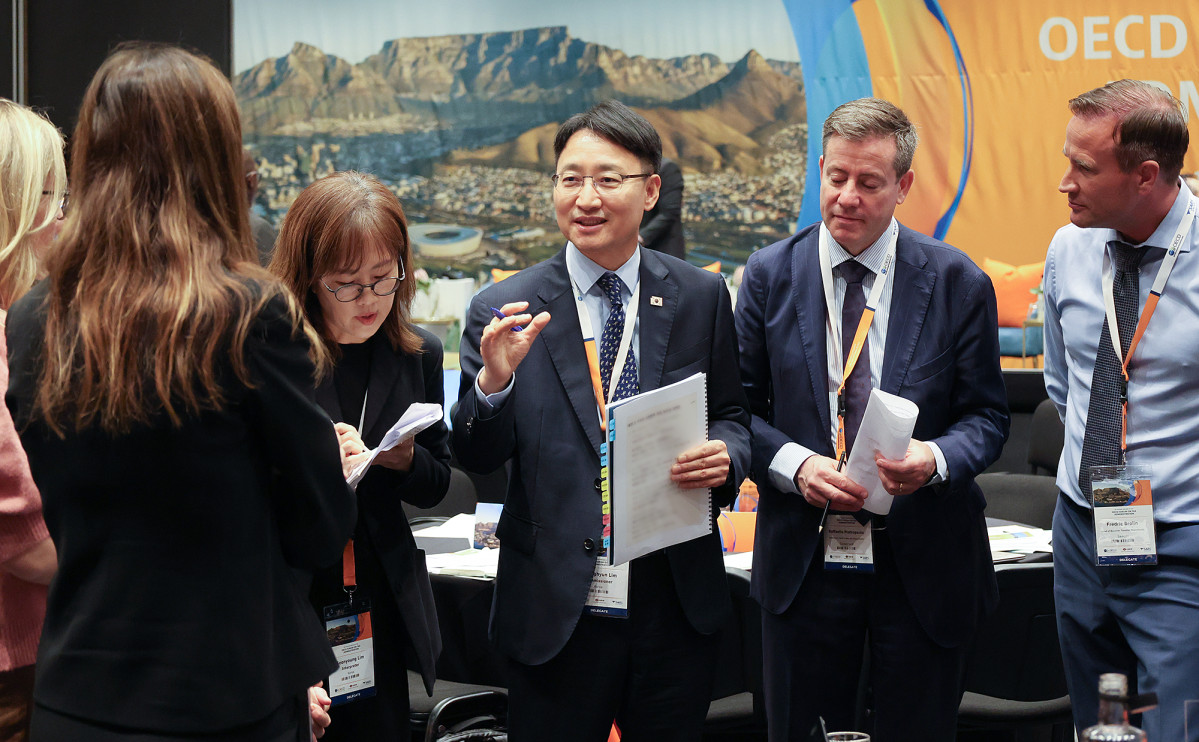 ▲임광현 국세청장(가운데)이 18일부터 20일까지 남아프리카공화국 케이프타운에서 열린 ‘제18차 OECD 국세청장회의’ 행사 중 스노우볼 토론에 참여해 발언을 하고 있다. (사진제공=국세청)