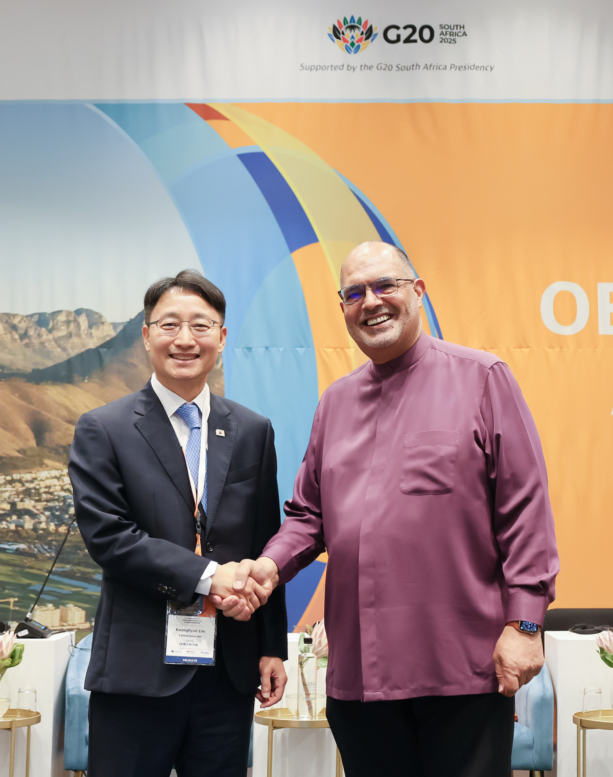 ▲임광현 국세청장이 18일부터 20일까지 남아프리카공화국 케이프타운에서 열린 ‘제18차 OECD 국세청장회의’에 참석해 주최국인 남아프리카공화국의 에드워드 키스웨터 청장과 양자회담 후 기념 촬영을 하고 있다. (사진제공=국세청)