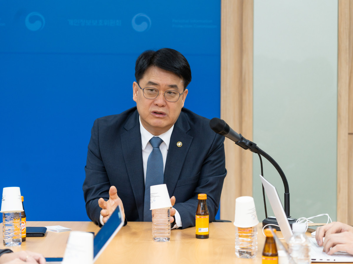 ▲이정렬 개인정보보호위원회 부위원장이 11월 20일 오전 서울 종로구 정부서울청사에서 출입기자들과 티타임에서 인사말을 하고 있다. (사진제공=개인정보위)