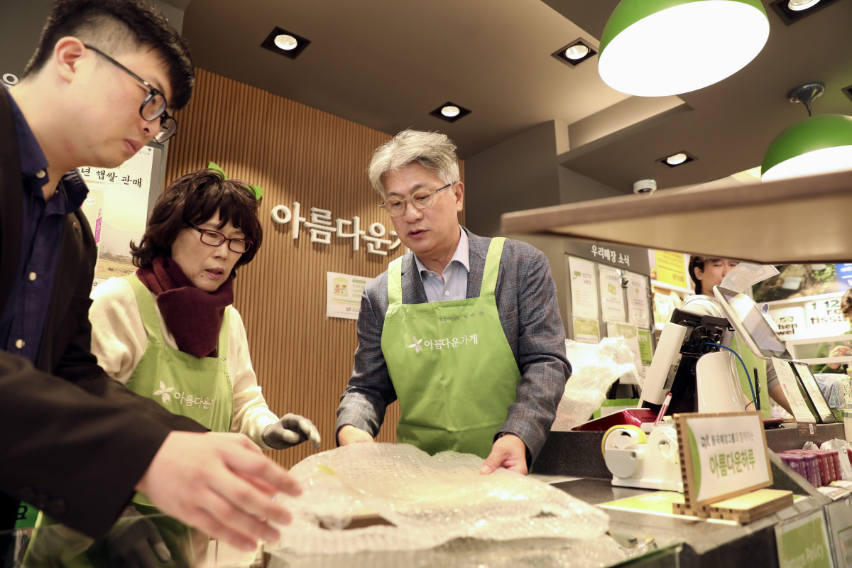 ▲20일 아름다운하루 행사에서 장세욱 동국제강그룹 부회장(가운데)이 일일점원으로 활동하고 있다. (사진제공=동국제강그룹)