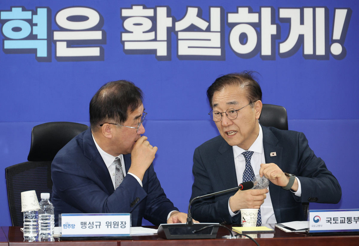 ▲20일 서울 여의도 국회 의원회관에서 열린 더불어민주당 국토위-국토교통부 당정협의에서 김윤덕 국토교통부 장관과 맹성규 국토교통위원장이 대화하고 있다. (연합뉴스)