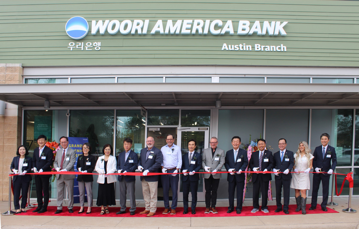 ▲류형진 우리은행 글로벌그룹장(왼쪽 아홉번째), 이태훈 우리아메리카은행 법인장(열세번째), 마크듀발 오스틴 아시안상공회의소 CEO(왼쪽 열번째) 등 관계자들이 19일  미국 텍사스주에서 열린 오스틴지점 개점행사에서 기념촬영을 하고 있다. (사진제공=우리은행)