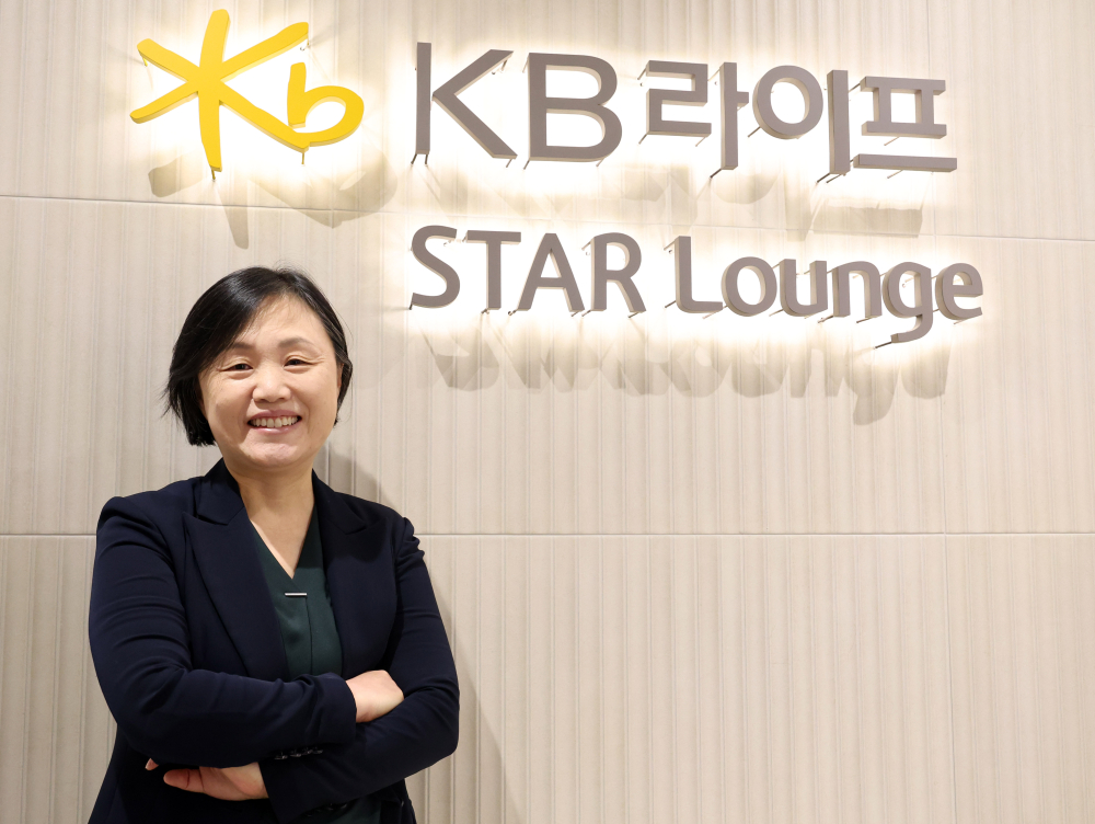 ▲조미진 KB라이프생명사회공헌재단 사무국장이 18일 서울 강남구 KB라이프타워에서 이투데이와 인터뷰에 앞서 포즈를 취하고 있다. 고이란 기자 photoean@ (이투데이DB)