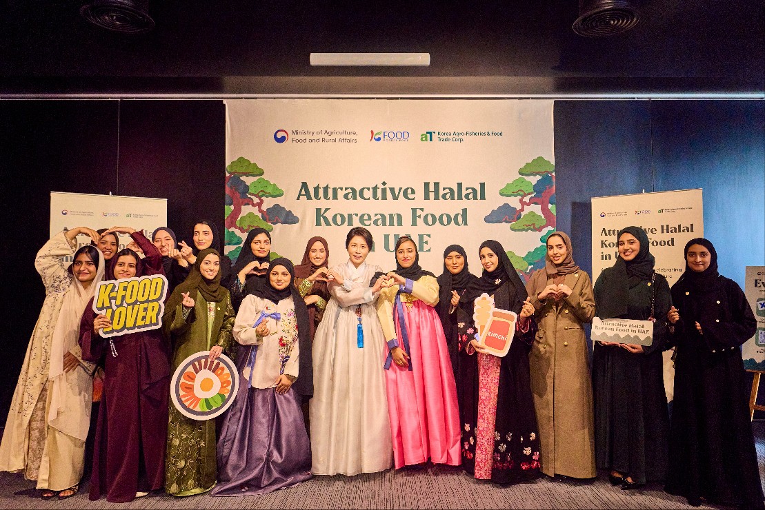 ▲김혜경 여사가 19일(현지 시간) 아부다비 주UAE한국문화원에서 열린 할랄 K-푸드 홍보행사에서 참석자들과 기념촬영을 하고 있다.  (사진제공=농림축산식품부)